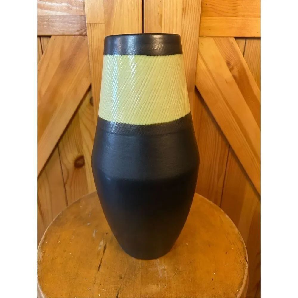 TRIBECA VASE one strip black cream 11.5” tall (8876)